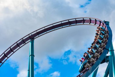 Orlando, Florida. 26 Aralık 2018. İnsanlar eğlenmek rollercoaster binmek at Seaworld International Drive alanında (1).
