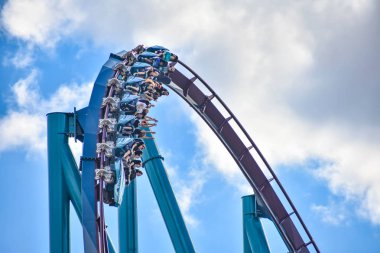 Orlando, Florida. 26 Aralık 2018. İnsanlar eğlenmek rollercoaster binmek at Seaworld International Drive alanında (8)