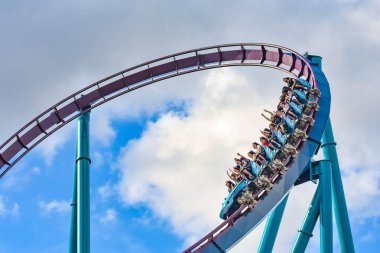 Orlando, Florida. 26 Aralık 2018. İnsanlar eğlenmek rollercoaster binmek at Seaworld International Drive alan (9)