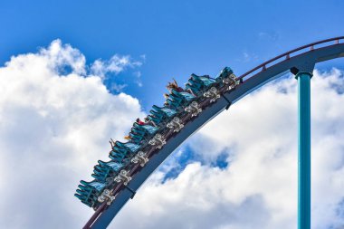 Orlando, Florida. 26 Aralık 2018. Bu roller coaster yüksek hızlarda, derin dalışlar ve heyecan her fırsatta International Drive alanında (2 Seaworld çevresinde bilinir).