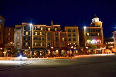 Orlando, Florida. 05 Ocak 2019. Portofino Hotel Universal Studios alan adlı aydınlatmalı renkli binalar.