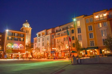 Orlando, Florida. 05 Ocak 2019. Aydınlatmalı renkli İtalyan tarzı binalar üzerinde mavi gece arka planda Portofino Hotel Universal Studios alanda (2).