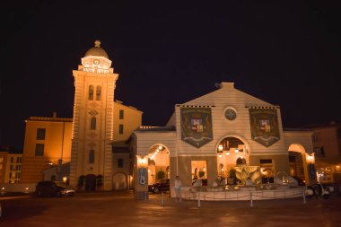 Orlando, Florida. 05 Ocak 2019. Aydınlatmalı renkli İtalyan tarzı binalar üzerinde mavi gece arka planda Portofino Hotel Universal Studios alanda (3).