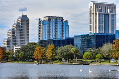 Orlando, Florida. 24 Aralık 2018 renkli binaları, sonbahar orman ve Kuğu tekne Eola Lake Park Orlando Downtown (1)