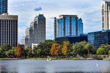 Orlando, Florida. 24 Aralık 2018 renkli binaları, sonbahar orman ve Kuğu tekne Eola Lake Park Orlando Downtown (2)