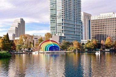 Orlando, Florida. 24 Aralık 2018. Renkli binalar ve güzel günbatımı arka planda Orlando Downtown area (3 göl Eola Park orman sonbahar)