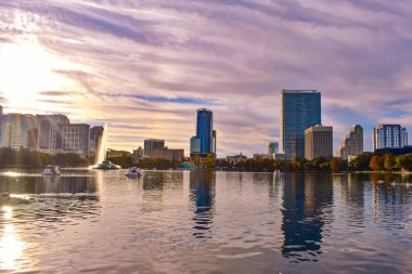 Orlando, Florida. 24 Aralık 2018. Lake Eola Park ve Orlando Downtown (2, güzel günbatımı arka plan üzerinde renkli iş binaları)