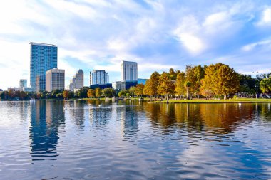 Orlando, Florida. 24 Aralık 2018. Lake Eola Park ve Orlando Downtown (1, güzel günbatımı arka plan üzerinde renkli iş binaları)