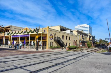 Orlando, Florida. 24 Aralık 2018. Kilise Sokağı İstasyonu Orlando Downtown bölgesinde barda renkli vintage futbol .