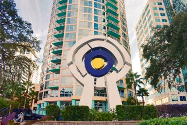 Orlando, Florida. 24 Aralık 2018. Lake Eola Park ve Orlando Downtown (3, güzel günbatımı arka plan üzerinde renkli iş binaları)