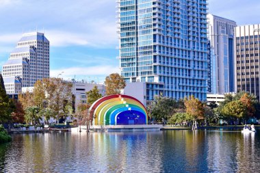 Orlando, Florida. 24 Aralık 2018. Modern binalar, renkli amfitiyatro ve göl Orlando Downtown area Eoloa Park'ta sonbahar orman