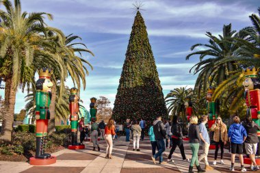 Orlando, Florida. 24 Aralık 2018. Orlando Downtown area Gölü Eola Park resimleri Noel ağacı ve Fındıkkıranlar alan insanlar.