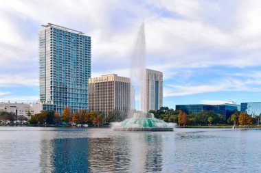 Orlando, Florida. 25 Aralık 2018. Renkli vintage çeşme, İş binaları ve göl Eola Park'ta Orlando Downtown area (7 sonbahar ağaçlar)