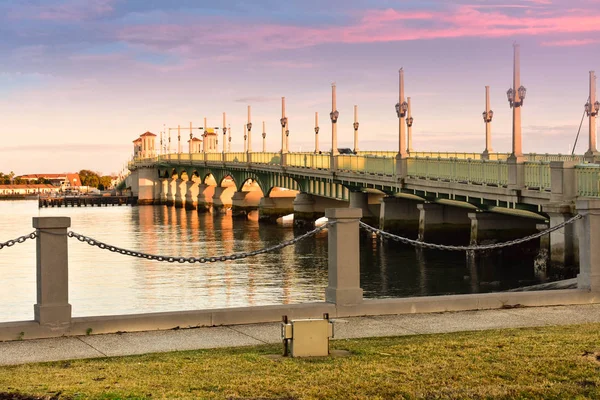 St Augustine, Florida. 26 Ocak 2019. Köprü aslanlar Old Town Florida's Historic kıyılarında, günbatımı renkli arka plan üzerinde 