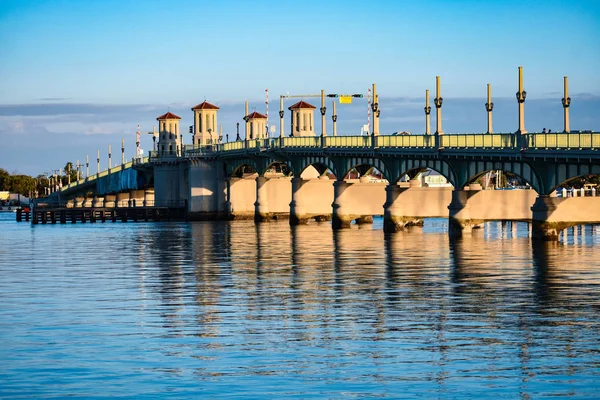 St Augustine, Florida. 26 Ocak 2019. Köprü, bahçesindeki aslanları Old Town Florida's Historic Coast (3 güzel gökyüzü arka plan üzerinde)