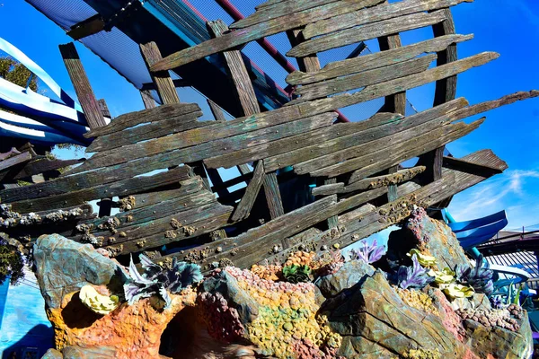 佛罗里达州奥兰多2018年12月19日 旧船体和石头与珊瑚在海洋世界在国际驱动器地区 — 图库照片