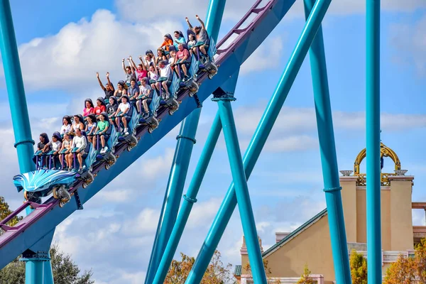 Orlando, Florida. 26 Aralık 2018. At Seaworld International Drive alanında (3 insanlar zevk inanılmaz rollercoaster binmek)