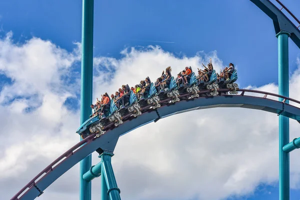 Orlando, Florida. 26 Aralık 2018. İnsanlar eğlenmek aşırı roller coaster binmek. Uluslararası sürücü alanında (7 at SeaWorld).