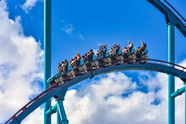 Orlando, Florida. 26 Aralık 2018. İnsanlar eğlenmek aşırı roller coaster binmek. Uluslararası sürücü alanında (10 at SeaWorld)