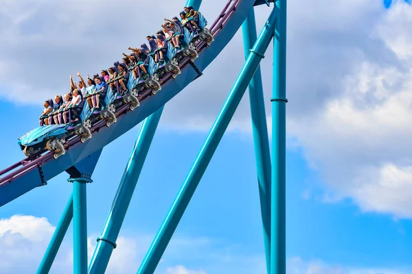 Orlando, Florida. 26 Aralık 2018. İnsanlar eğlenmek rollercoaster binmek at Seaworld International Drive alanında (7)