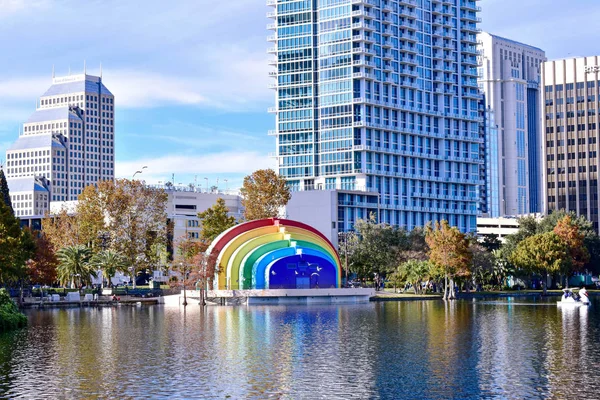 Orlando, Florida. 24 Aralık 2018. Modern binalar, renkli amfitiyatro ve göl Orlando Downtown area Eoloa Park'ta sonbahar orman