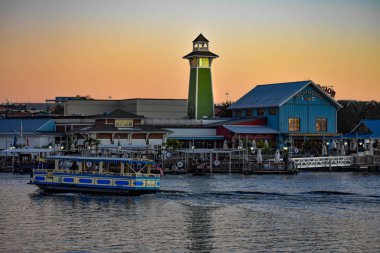 Orlando, Florida. 11 Ocak 2019. Su taksi ve Disney Springs renkli liman günbatımı arka plan, Lake Buena Vista üzerinde