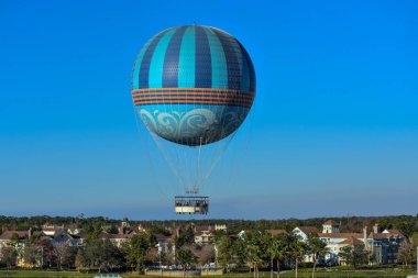 Orlando, Florida. 17 Ocak 2019 renkli panoramik, Lake Buena Vista alanında uçan hava balonu