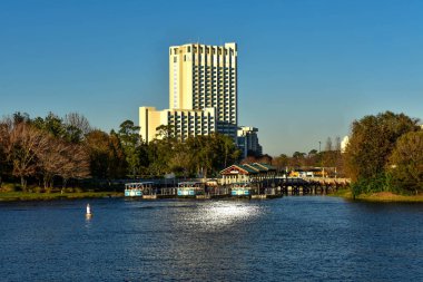 Orlando, Florida. Ocak, 2019. Su taksi ve Lake Buena Vista Hotel arka plan üzerinde sonbahar renkleri ile orman İskelesi.