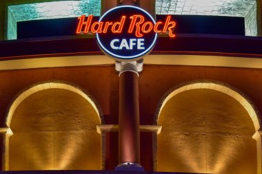 Orlando, Florida. 05 Şubat 2019. Hard Rock Cafe işareti coliseum stili arka Universal Studios bölgesinde Bina