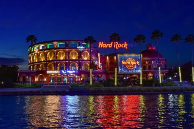 Orlando, Florida. 05 Şubat 2019. Universal Studios alanda mavi gece arka plan üzerinde renkli ve ışıklı Hard Rock Cafe panoramik manzaralı.