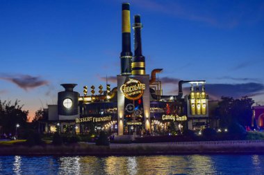 Orlando, Florida. 05 Şubat 2019. Mavi gece arka planda Citywalk Universal Studios alan, üzerine çikolata Emporium Restoran