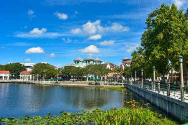 Orlando, Florida. 15 Ocak 2019. Panoramik göl ve Celebration Town Kissimmee bölgesinde, renkli liman