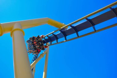 Tampa, Florida. 26 Aralık 2018. Komik biniciler heyecan verici Montu Roller Coaster Bush bahçeleri Tampa Bay Tema Parkı, zevk