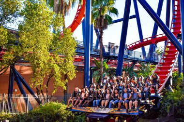 Tampa, Florida. 26 Aralık 2018 Rollercoaster Bush Gardens, Bush bahçeleri Tampa Bay Tema Parkı içinde komik insanlar korkunç eğleniyor gezisi