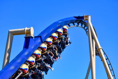 Tampa, Florida. Bush Gardens mavi çelik izinde daha yüksek bir yere tırmanma çelik roller coaster tren koltuklarda 26 Aralık 2018 komik insanlar