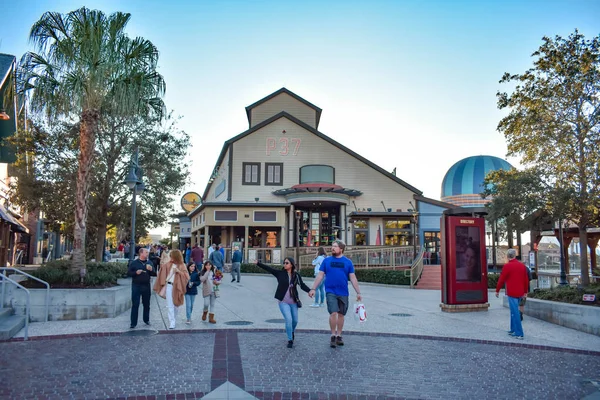 Orlando Florida Enero 2019 Gente Disfrutando Disney Spring Street Área — Foto de Stock