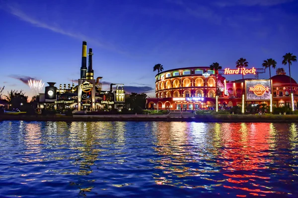Orlando, Florida. 05 Şubat 2019. Havai fişek, çikolata Emporium restoran ve Universal Studios alanda mavi gece arka plan üzerinde Hard Rock Cafe