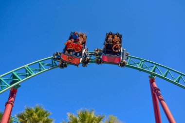 Tampa, Florida. 26 Aralık 2018 güzel çift alarak selfie iplik vertiginously Kobra'nın laneti rollercoaster'Bush bahçeleri Tampa Körfezi içinde iken