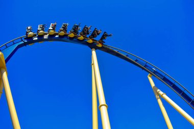 Tampa, Florida. 26 Aralık 2018 insanlar zevk hız ve adrenalin, Bush bahçeleri Tampa Bay Montu Roller Coaster tarafından sunulan