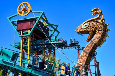 Tampa, Florida. 26 Aralık 2018 insanlar sahip müthiş Kobra'nın laneti Rollercoaster Bush bahçeleri Tampa Bay Tema Parkı, eğlence