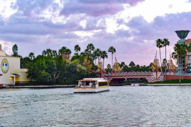Orlando, Florida. 09 Şubat 2019 Lake Buena Vista alanda (1 bulutlu gökyüzü arka plan üzerinde gölde tekne yelken taksi)