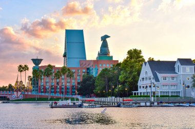 Orlando, Florida. 09 Şubat 2019. Renkli hotel Lake Buena Vista alanı (2 adlı panoramik manzaralı).