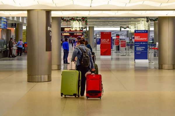 マイアミ フロリダ州 2019 マイアミ国際空港でカラフルなスーツケースと一緒に歩いている女性 — ストック写真