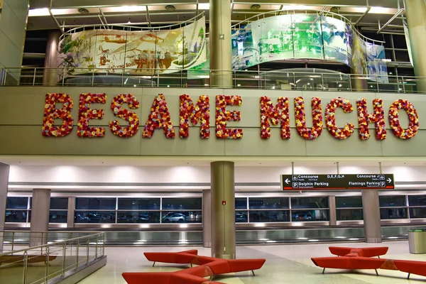 迈阿密 佛罗里达州 2019年1月5日 在迈阿密国际机场签署花 Besame Mucho 和简约扶手椅 — 图库照片