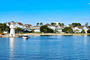 Orlando, Florida. 09 Şubat 2019. Gölde, Villa ve deniz feneri Lake Buena Vista alan (4 arka plan ile yelken taksi tekne)