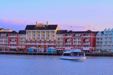 Orlando, Florida. 02 Kasım 2018. Taksi tekne ve Lake Buena Vista alanda (1 gün batımı arka plan üzerinde renkli liman su panoramik manzaralı)