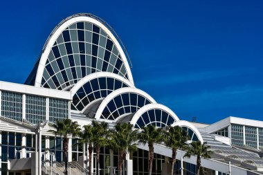 Orlando, Florida. 12 Ocak 2019 International Drive alanı (2 mavi gökyüzü arka plan üzerinde Kongre merkezinin Üstten Görünüm)