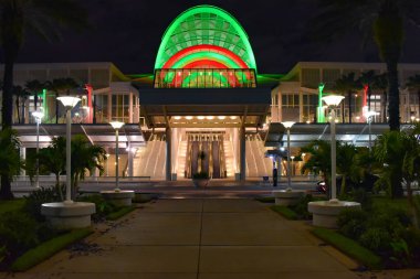 Orlando, Florida. 12 Ocak 2019. Tatil renkler Orlando International Drive alanı (1 Kongre Merkezi'nde aydınlatılmış)