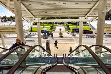 Orlando, Florida. 12 Ocak 2019. Ana giriş, Orlando Kongre Merkezi'nde Uluslararası sürücü alanı içinde yürüyen merdiven çıkart.