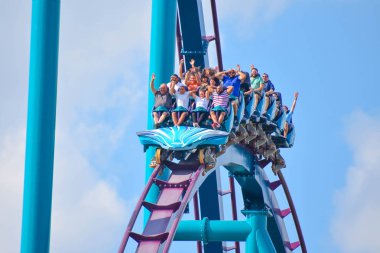 Orlando, Florida. 17 Şubat 2019 Mako Rollercoaster lightblue bulutlu gökyüzü arka planda International Drive alanı (2 zevk insanlar)